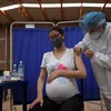 Một phụ nữ mang thai được tiêm vaccine ngừa COVID-19. (Ảnh: AFP/TTXVN)