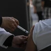 Nhân viên y tế tiêm vaccine phòng COVID-19 cho người dân tại Sao Paulo, Brazil. (Ảnh: THX/TTXVN)