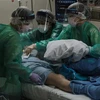 Điều trị cho bệnh nhân nhiễm COVID-19 tại bệnh viện ở Yokohama, Nhật Bản. (Ảnh: AFP/TTXVN)