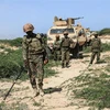 Binh sỹ thuộc phái bộ Liên minh châu Phi tại Somalia (AMISOM) tìm kiếm các thiết bị nổ sót lại tại Ceeljaale, miền nam Somalia. (Ảnh: AFP/TTXVN)
