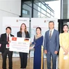 Cộng đồng người Việt tại Đức trao quà tặng cho đại diện bang Rheinland-Pfalz. (Ảnh: Thanh Tùng/TTXVN) 