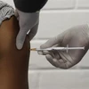 Tiêm chủng vaccine ngừa COVID-19 tại Soweto, Nam Phi. (Ảnh: AFP/TTXVN)