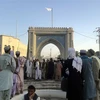 Các tay súng Taliban cắm cờ trắng khi giành quyền kiểm soát Kandahar, thành phố lớn thứ hai của Afghanistan, ngày 14/8. (Ảnh: AFP/TTXVN)
