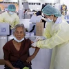 Một nhân viên y tế tiêm vaccine cho người dân ở thủ đô Vientiane. (Ảnh: Phạm Kiên/TTXVN)