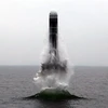 Tên lửa kiểu mới Pukguksong-3 được phóng thử nghiệm từ tàu ngầm ở ngoài khơi Vịnh Wonsan ra Biển Nhật Bản. (Ảnh: AFP/TTXVN)