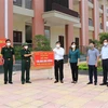 Bí thư Tỉnh ủy Bắc Ninh Đào Hồng Lan (thứ 5, từ phải) và đoàn công tác trao hỗ trợ cho huyện Lương Tài. (Ảnh: Thanh Thương/TTXVN)