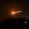 Hệ thống phòng không Syria đánh chặn tên lửa của Israel tại thủ đô Damascus ngày 24/2/2020. (Ảnh: AFP/TTXVN)
