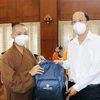 Tại Việt Nam Quốc tự, ông Nguyễn Hồ Hải, Phó Bí thư Thành ủy Thành phố Hồ Chí Minh, trao tặng balô, vật dụng sinh hoạt thiếu yếu cho các tình nguyện viên Phật giáo tham gia tuyến đầu phòng, chống dịch COVID-19. (Ảnh: Xuân Khu/TTXVN)