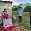 Thượng tá Doãn Đình Tránh, Phó Chính ủy Bộ Chỉ huy Bộ đội Biên phòng Kiên Giang, đến thăm, tặng quà bà con vùng biên giới. (Ảnh: TTXVN phát)
