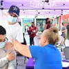 Tiêm vaccine ngừa COVID-19 cho người dân tại Los Angeles, bang California, Mỹ. (Ảnh: AFP/TTXVN)