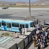 Người dân tập trung tại sân bay Kabul, Afghanistan, ngày 16/8, để chờ sơ tán. (Ảnh: THX/TTXVN)