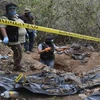 Các điều tra viên khai quật một hố chôn tập thể tại Mexico. (Nguồn: sawahpress.com)