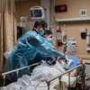 Nhân viên y tế điều trị cho bệnh nhân COVID-19 tại trung tâm y tế ở Apple Valley, California, Mỹ. (Ảnh: AFP/TTXVN)