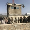 Binh sỹ nước ngoài bảo vệ an ninh tại sân bay Kabul, Afghanistan. (Ảnh: THX/TTXVN)