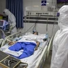 Bệnh nhân COVID-19 được điều trị tại bệnh viện ở Iran. (Ảnh: IRNA/TTXVN)