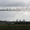 Khói phát thải ra từ một nhà máy lọc dầu gần Port Arthur, bang Texas, Mỹ. (Ảnh: AFP/TTXVN)