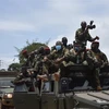 Các thành viên lực lượng đặc nhiệm quân đội Guinea gác tại thủ đô Conakry. (Ảnh: THX/TTXVN)