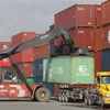 Vận chuyển container tại Tân cảng Cát Lái. (Ảnh: Quang Châu/TTXVN)