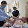 Đội quản lý thị trường số 4, Cục quản lý thị trường Hà Nội thu giữ 2400 sản phẩm bánh Trung thu nhân trứng do nước ngoài do nước ngoài sản xuất không có hóa đơn chứng từ chứng minh nguồn gốc. (Ảnh: Trần Việt/TTXVN)