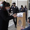 Cử tri bỏ phiếu trong cuộc bầu cử sơ bộ tại thủ đô Buenos Aires, Argentina ngày 12/9. (Ảnh: AFP/TTXVN)