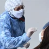 Nhân viên y tế lấy mẫu xét nghiệm COVID-19 cho người dân tại Rabat, Maroc. (Ảnh: THX/TTXVN)