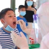 Nhân viên y tế lấy mẫu xét nghiệm COVID-19 cho người dân tại tỉnh Phúc Kiến, Trung Quốc. (Ảnh: THX/TTXVN)