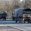 Xe quân sự di chuyển trên tuyến đường dẫn tới cửa khẩu biên giới Ba Lan-Belarus ở Kuznica, miền đông bắc Ba Lan. (Ảnh: PAP/ TTXVN)