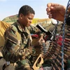 Binh sỹ thuộc lực lượng ủng hộ chính phủ Yemen giao tranh với các tay súng lực lượng Houthi tại Marib, Yemen. (Ảnh: AFP/TTXVN)