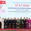 Các lãnh đạo, nguyên lãnh đạo Đảng, Nhà nước, Quân đội chụp ảnh với lãnh đạo tỉnh Bình Phước và huyện Lộc Ninh. (Ảnh: Sỹ Tuyên/TTXVN)