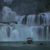 Đến du lịch thác Bản Giốc có dịch vụ chèo thuyền ra sông ngắm thác để du khách chiêm ngưỡng và cảm nhận thác nước ở tầm gần. (Ảnh: Trọng Đạt/TTXVN)