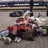 Trẻ em theo cha mẹ đi sơ tán tránh xung đột tại Kramatorsk, Donbass. (Ảnh: THX/TTXVN)