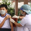 Nhân viên y tế tiêm vaccine cho học sinh lớp 6 tại Trường THCS Lê Quý Đôn, thành phố Vĩnh Long. (Ảnh: Lê Thúy Hằng/TTXVN)
