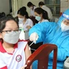 Tiêm vaccine phòng COVID-19 cho học sinh khối lớp 5 và lớp 4 tại điểm tiêm Trường Tiểu học Lê Văn Tám, thành phố Trà Vinh. (Ảnh: Thanh Hòa/TTXVN)
