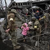 Người dân Ukraine sơ tán tránh chiến sự tại thành phố Irpin, phía Tây Bắc Kyiv, Ukraine. (Ảnh: AFP/TTXVN)