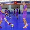 Các cầu thủ Futsal nam Việt Nam thực hiện các bài khởi động cùng Ban huấn luyện. (Ảnh: Đại Nghĩa/TTXVN)