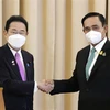 Thủ tướng Thái Lan Prayut Chan-o-cha (phải) trong cuộc gặp Thủ tướng Nhật Bản Kishida Fumio ngày 2/5. (Ảnh: Kyodo/TTXVN)