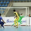 Thủ môn đội Thái Lan cản phá thành công pha dứt điểm của Muhammad Azri Bin Rahman (số 11 - Malaysia). (Ảnh: Thanh Tùng/TTXVN)