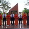 Phó Thủ tướng Thường trực Chính phủ Phạm Bình Minh cắt băng khánh thành công trình chỉnh trang Nghĩa trang Hàng Keo. (Ảnh: TTXVN phát)