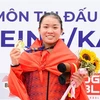 Vận động viên Nguyễn Thị Hương (Việt Nam) nhận Huy chương Vàng nội dung thuyền đơn nữ Canoeing 1.000m. (Ảnh: Minh Đức/TTXVN)