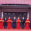 Chủ tịch nước Nguyễn Xuân Phúc và các đại biểu thực hiện nghi thức cắt băng khánh thành Đền thờ liệt sỹ tại chiến trường Điện Biên Phủ. (Ảnh: Thống Nhất/TTXVN)