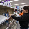 Gian bày bán sữa công thức thiếu hàng nghiêm trọng tại một cửa hàng tiện lợi ở Chelsea, Massachusetts (Mỹ). (Ảnh: AFP/TTXVN)