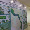 Người dân xem đồ án quy hoạch sông Đuống tỷ lệ 1/5.000. (Ảnh Mạnh Khánh/TTXVN)