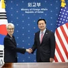 Thứ trưởng Ngoại giao Hàn Quốc Cho Hyun-dong (phải) và Thứ trưởng Ngoại giao Mỹ Wendy Sherman tại Seoul. (Nguồn: Yonhap)