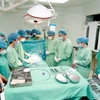 Êkíp thực hiện của Bệnh viện Trung ương Huế xin phép người hiến tạng trước khi mổ. (Ảnh: TTXVN phát)