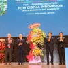 Ông Trần Tuấn Anh, Ủy viên Bộ chính trị, Trưởng ban Kinh tế Trung ương, tặng hoa chúc mừng tại buổi lễ khai mạc cộng đồng thông minh thế giới (ICF). (Ảnh: Chí Tưởng/TTXVN)