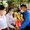 Trao quà cho sinh viên Lào, Campuchia tại Thành phố Hồ Chí Minh cùng đón Tết cổ truyền dân tộc Việt Nam. (Ảnh: Thanh Vũ/TTXVN)