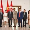 Đại sứ Phùng Thế Long (đứng thứ ba từ trái sang) cùng các đại diện tham gia hoạt động xúc tiến thương mại tại Thụy Sĩ. (Ảnh: TTXVN phát)