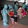 Nhân viên y tế tiêm vaccine phòng COVID-19 cho người dân tại Phnom Penh, Campuchia. (Ảnh: AFP/TTXVN)