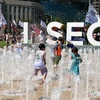 Trẻ em Hàn Quốc vui đùa tại đài phun nước tại Quảng trường trước Tòa thị chính Seoul dưới cái nắng gần 40 độ C. (Ảnh: Anh Nguyên/TTXVN)