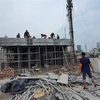 Lực lượng chức năng quận Cầu Giấy (Hà Nội) tổ chức cưỡng chế công trình vi phạm trật tự xây dựng tại 121 đường Nguyễn Khang. (Ảnh: TTXVN phát)